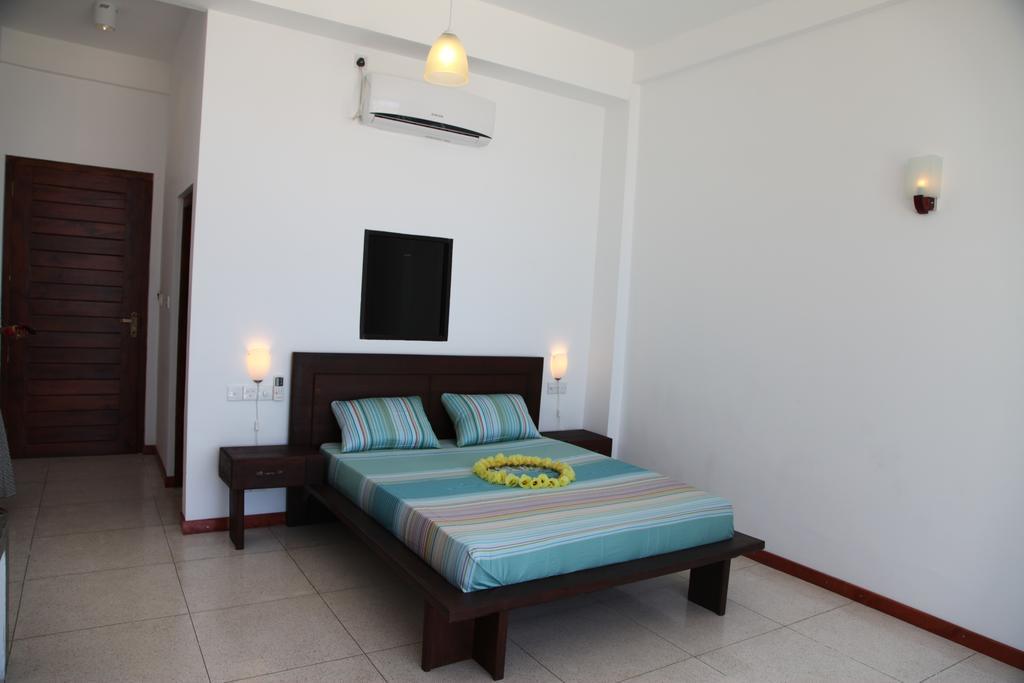 Aqua Marine Beach Resort Pasikuda Bilik gambar