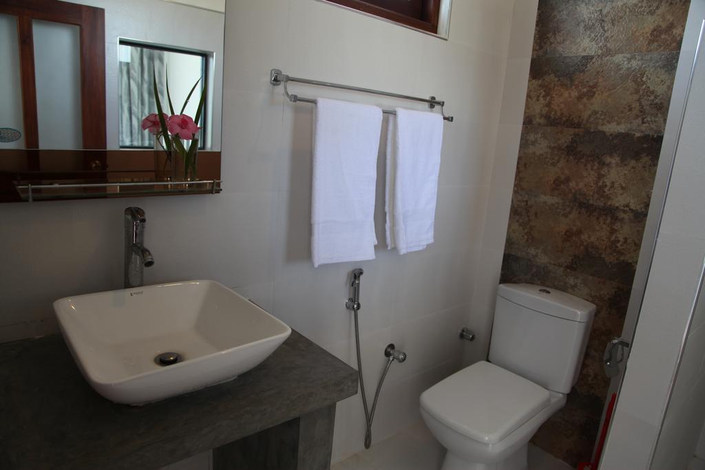 Aqua Marine Beach Resort Pasikuda Bilik gambar