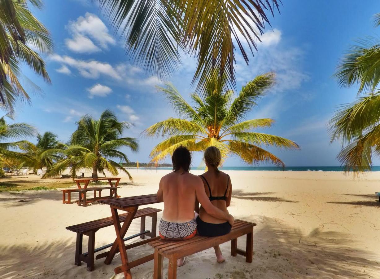 Aqua Marine Beach Resort Pasikuda Luaran gambar
